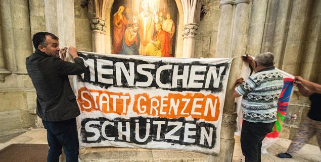 Dom St. Peter in Regensburg: Demo für ein Bleiberecht von Flüchtlingen. (Foto: pa/ Weigel)
