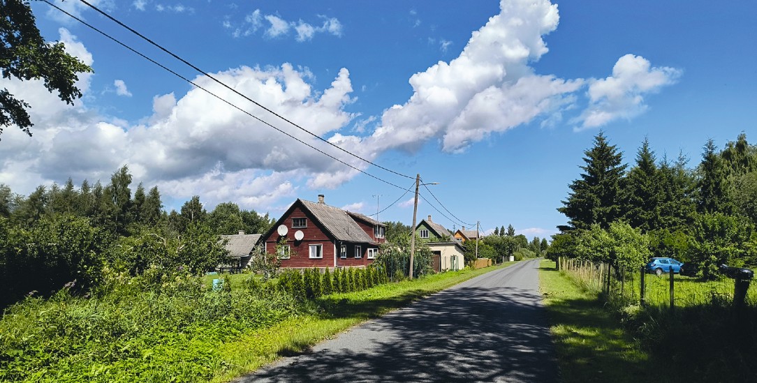 Bei den Altgläubigen:Ein typisches Straßendorf am See (Foto: Katrin Groth)