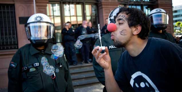 Blockupy 2012: Ein Demonstrant protestiert in Frankfurt gegen das Wirtschaftssystem 
(Foto: pa/Bouda)