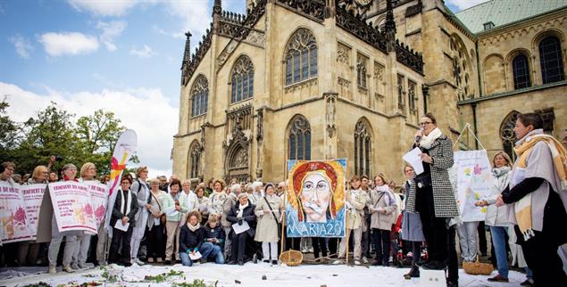 Sie gab der Bewegung ein Gesicht: Lisa Kötter 2019 bei einer Demo in Münster (Foto: KNA/Andre Zelck)