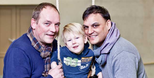 Papa und Papi: Michael Steins (47) und Ranjit Wissmann (39) mit dem kleinen Philipp (3). (Foto: Pramme)