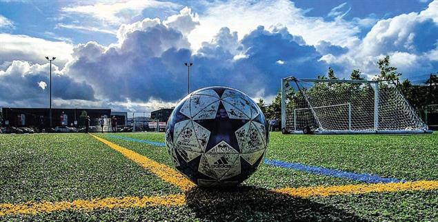 Anpfiff für mehr Gerechtigkeit: Die katholische Kirche nimmt den Fußball von der Ball-Produktion bis zur Inklusion in den Blick. (Foto: Bistum Limburg/Jason Charters/Unsplash.com)