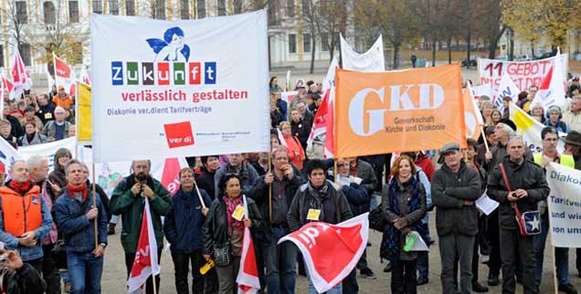 Demonstration zur EKD-Synode: Das Kirchenparlament beharrte auf dem Sonderweg der Kirche im Arbeitsrecht samt Streikverbot und wandte sich zugleich gegen Missstände in der Diakonie (Foto:epd/Neetz) 