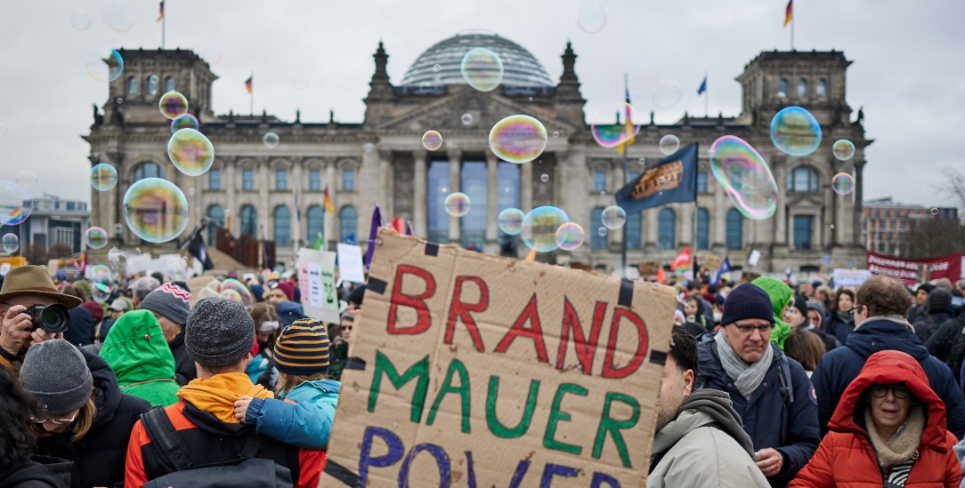 Funktioniert die Ausgrenzung der AfD noch? Demonstration des Bündnisses »Wir sind die Brandmauer« vor dem Reichstag im Februar 2024 (Foto: PA/Jörg Carstensen)