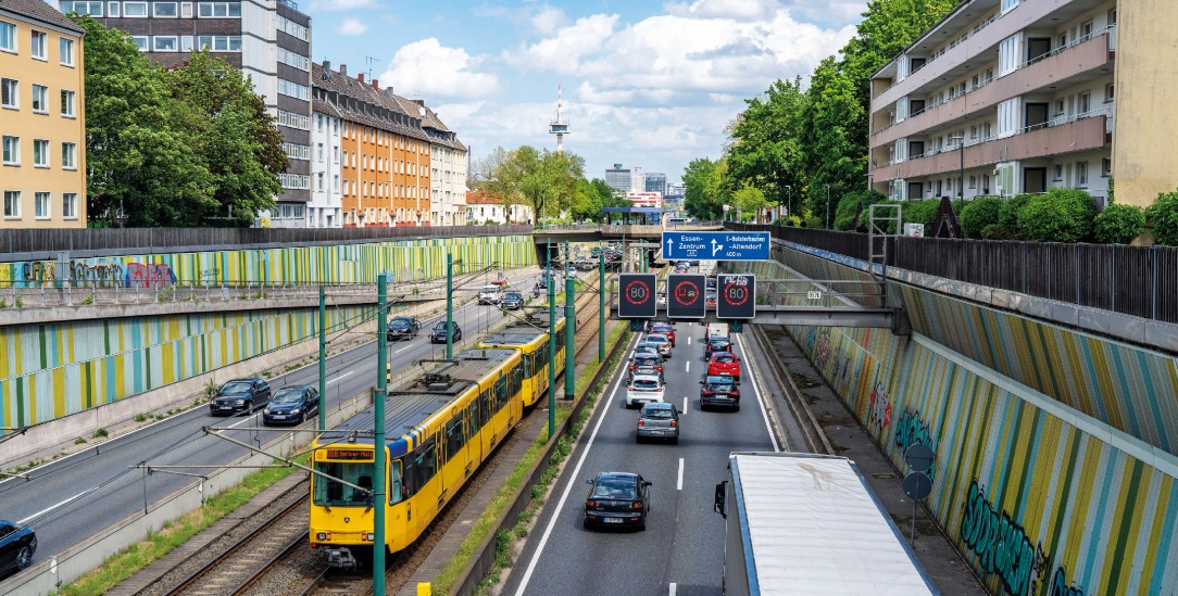 Eine Straße als Grenze: Die A40 teilt das Ruhrgebiet und die Menschen, die hier leben (Foto: PA/Jochen Tack)