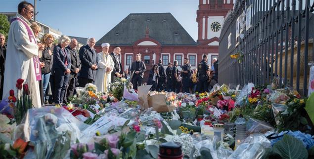 Schweigeminute: Familie, Kollegen, Politiker und Kirchenvertreter gedenken des getöteten Polizisten. (Foto: epd / Tim Wegner)