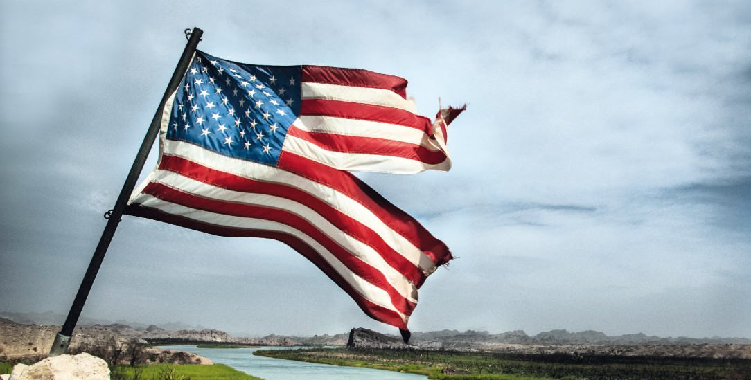 Sterne und Streifen in Fetzen: Flagge der Vereinigten Staaten nach einem Unwetter am Colorado River (Foto: Getty Images/iStockphoto/RobGreene)