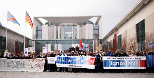 Ist wirklich alles schon gesagt? Protest von Fridays for Future vor dem Kanzleramt in Berlin. (Foto: IMAGO/IPON)
