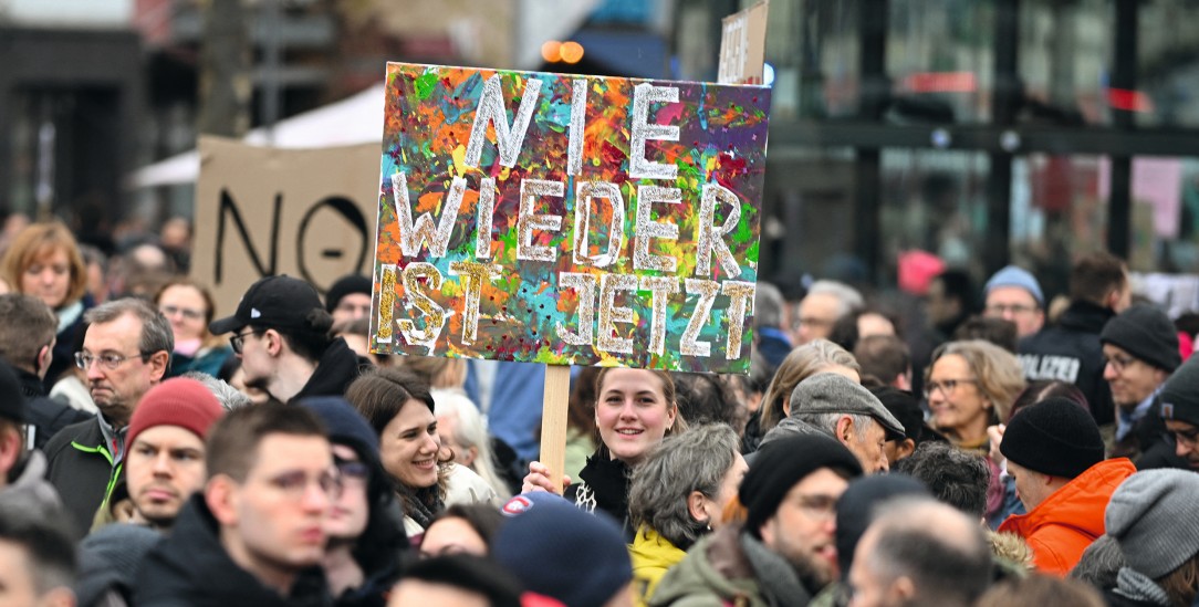 Nie wieder ist jetzt: Unter diesem Motto gehen in vielen Städten Menschen auf die Straße. (Foto: PA / Reuters / Jana Rodenbusch)