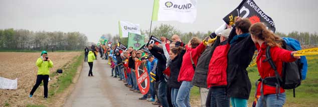 Die Kette steht! Rund 6000 Menschen demonstrierten am Samstag an der künftigen Abbruchkante des Braunkohletagebaus Garzweiler II gegen die exzessive Kohleverstromung in Deutschland und den immensen Landraub durch den Kohleabbau (Foto: Reinholz/Campact)