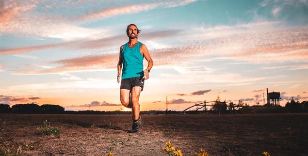 Läuft und läuft: Pater Tobias bei seinem Wüsten-Marathon (Foto: Daniel Elke)