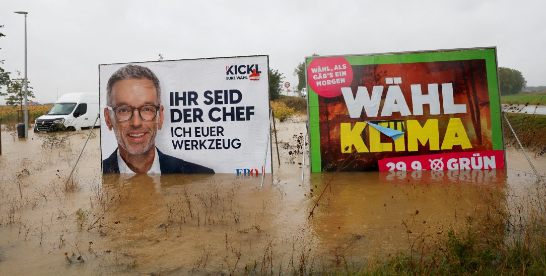 Nach der Flut: Auch Plakate der klimawandelleugnenden FPÖ stehen unter Wasser. (Foto: PA/REUTERS/Lisa Leutner)