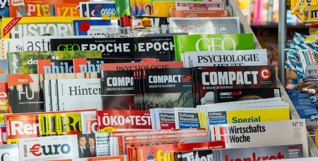 Aus und vorbei, vorerst jedenfalls: Das rechtsextreme Compact-Magazin gibt es nicht mehr am Kiosk zu kaufen. (Foto: IMAGO/Arnulf Hettrich)
