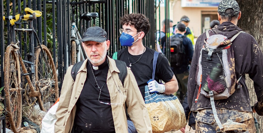 Im Schlamm: Pfarrer José Vicente Alberola im Einsatz. (Foto: @vgutierrezVLC / victor@paraula.org)