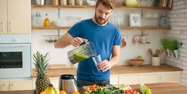 Gesundheit aus dem Mixer: Smoothies aus püriertem Obst und Gemüse werden immer beliebter. Sie enthalten Vitamine und Mineralstoffe. (Foto: istockphoto/svetikd)