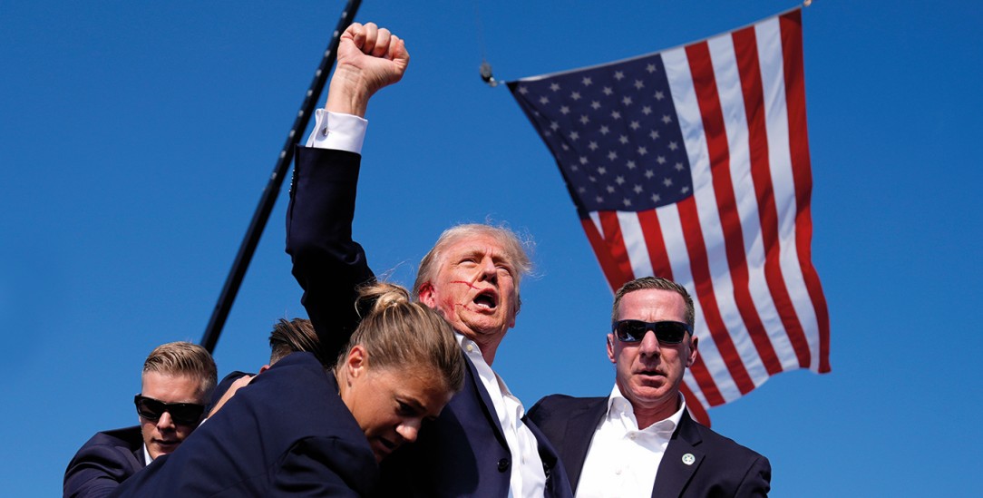 Selbsterklärte Ikone: Donald Trump nach dem Attentatsversuch auf ihn (Foto: pa/ap/Evan Vucci)