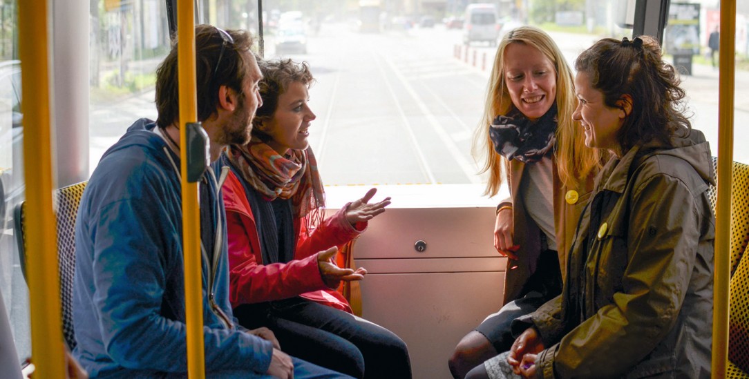 Die Tram als Ort der Debatte: Besser miteinander sprechen statt ins Handy zu starren (Foto: metro_polis)