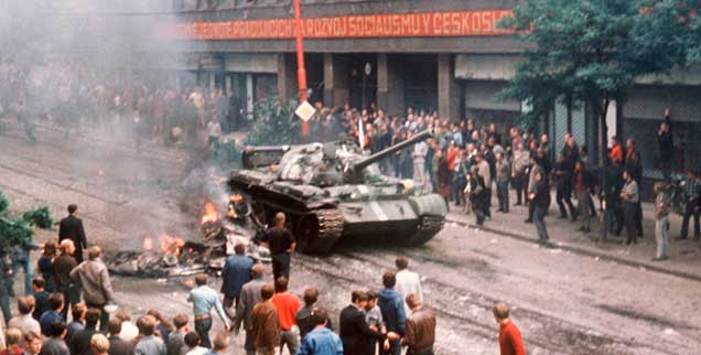 Am Morgen des 22. August 1968: Eine Menschenmenge umringt am ersten Tag der Besetzung in der Prager Innenstadt einen russischen Panzer. Der Einmarsch von Truppen des Warschauer Pakts in der Nacht zuvor bedeutete das Ende der Hoffnung auf einen »Sozialismus mit menschlichem Antlitz«. (Foto: pa)
