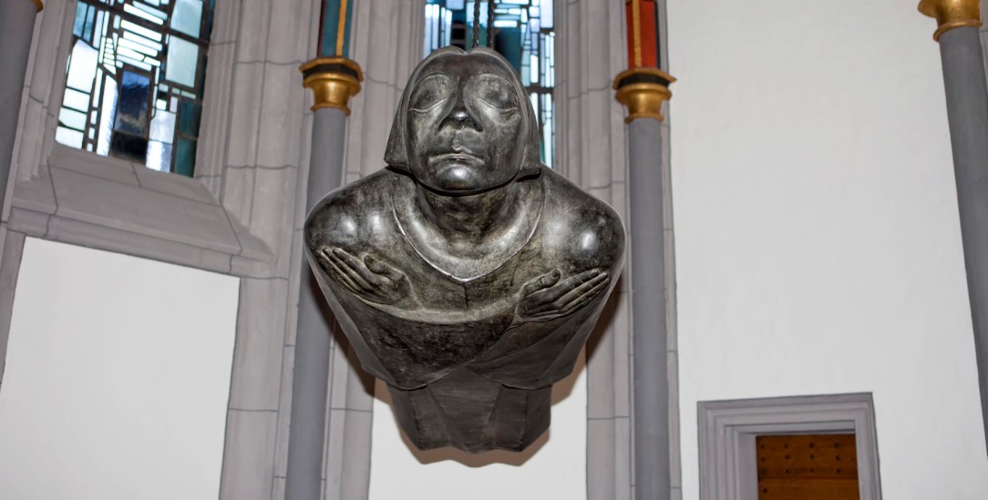 Menschenbruder: Ernst Barlachs »Der Schwebende« in der Antoniterkirche in Köln. (Foto: pa/imagebroker/H.-D. Falkenstein=