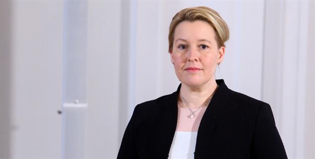 Franziska Giffey (SPD), bisherige Bundesfamilienministerin, steht neben der Entlassungsurkunde, die sie von Bundespräsident Steinmeier erhalten hat. (Foto:pa/Bernd von Jutrczenka)