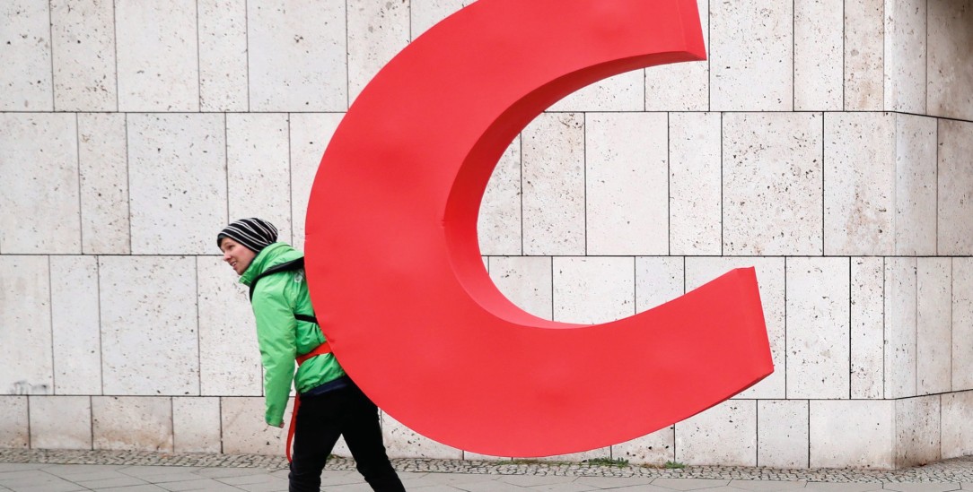 CDU ohne »C«: Eine Greenpeace-Gruppe entführte 2019 den Buchstaben »C«vom Konrad-Adenauer-Haus in Berlin - die Klima-Politik der Partei sei unchristlich, so die Protestierenden (Foto: pa/reuters/Fabricio Bensch)