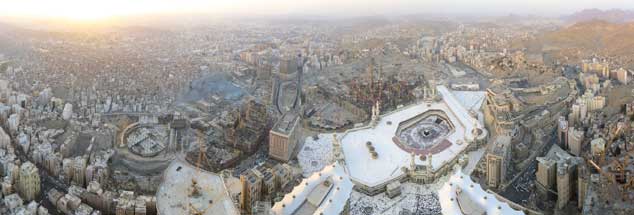 Panorama der Stadt Mekka heute, fotografiert von den Abraj-Al-Bait-Towers aus: Wer den Koran verstehen will, muss wissen, dass Muslime in Mekka einst in der Minderheit waren. (Foto: Wikipedia)