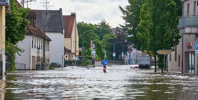 Das neue Normal? Überflutete Straßen im bayrischen Günzburg. (Foto: PA/CHROMORANGE/Michael Bihlmayer)