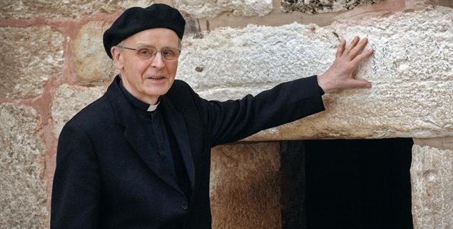 Mach’s wie Gott, werde Mensch:Franz Kamphaus 2007 am Eingang der Geburtsgrotte von Bethlehem(Foto: KNA-Bild/Harald Oppitz)