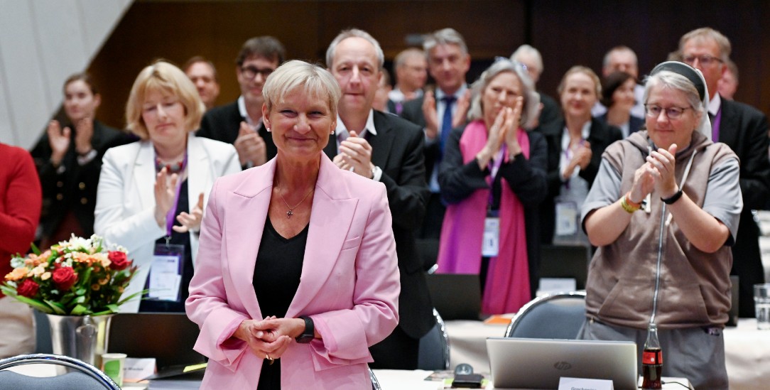 Die Synode applaudiert der neu gewählten Ratsvorsitzenden Kirsten Fehrs (Foto: epd-bild/Heike Lyding)