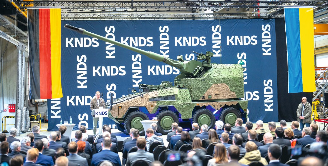 Made in Germany: Oleksii Makeiev, Botschafter der Ukraine, nimmt die erste von 54 Radhaubitzen des Rüstungsherstellers KNDS in Empfang (Foto: PA / Photoshot)