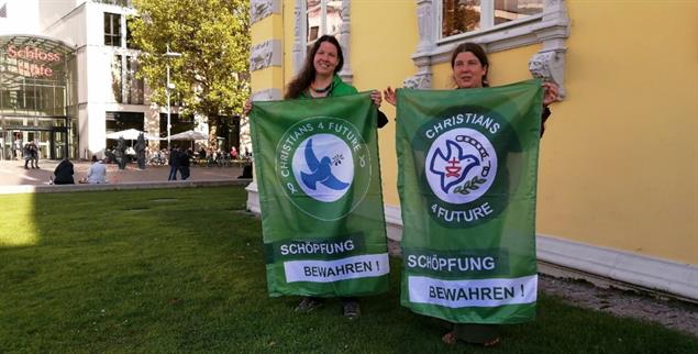 Flagge zeigen: Sonja Manderbach (rechts), zusammen mit ihrer Mitstreiterin Heidi Schilberg vor dem Oldenburger Schloss. (Foto: Privat)