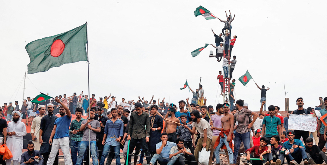 Kurzer Jubel: Menschen feiern die Flucht von Sheikh Hasina auf dem Dach ihres Regierungssitzes. Inzwischen sind viele enttäuscht von der neuen Regierung. (Foto: PA / Reuters / Mohammad Ponir Hossain)