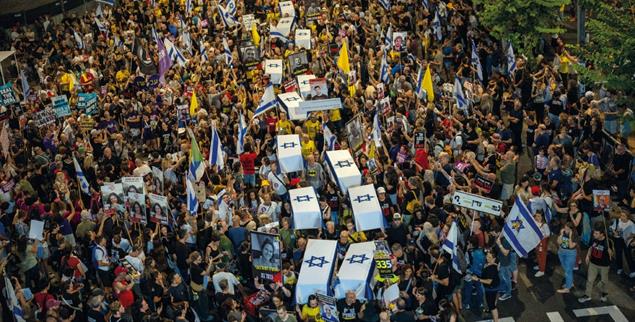 Symbolische Särge: Tausende demonstrierten vor dem Verteidigungsministerium in Tel Aviv.(Foto: pa/Ilia Yefimovich)