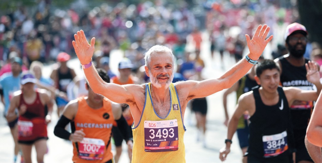 Glücklich im Ziel: John Kemp aus Essex in England, 57 Jahre alt, erreicht beim New York-Marathon 2023 den 2902. Platz (Foto: pa/reuters/Mike Segar)