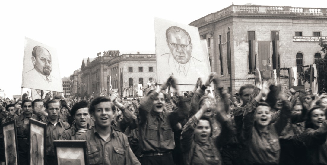 Die FDJ marschiert: Massenaufmarsch der DDR-Jugendorganisation in Ost-Berlin 1950 . In den Händen halten die jungen Menschen Bilder von Walter Ulbricht und Otto Grotewohl (Foto: PA / SZ Photo / Peter Probst)