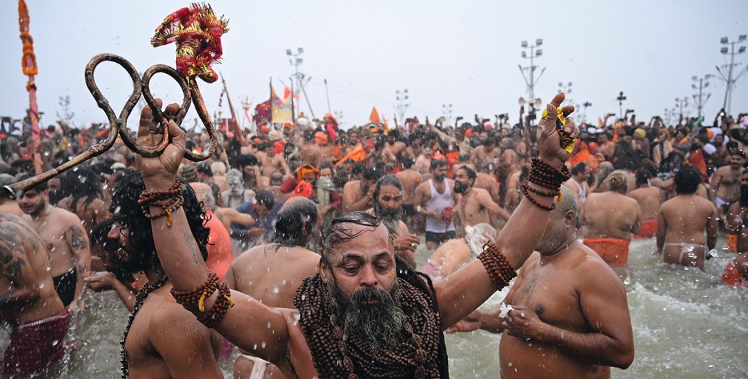 Heiliges Bad: Unter den Angereisten sind viele Sadhus, Männer, die sich einem religiösen Leben verschrieben haben. (Foto: PA / ZUMAPRESS.com / Prabhat Kumar Verma)