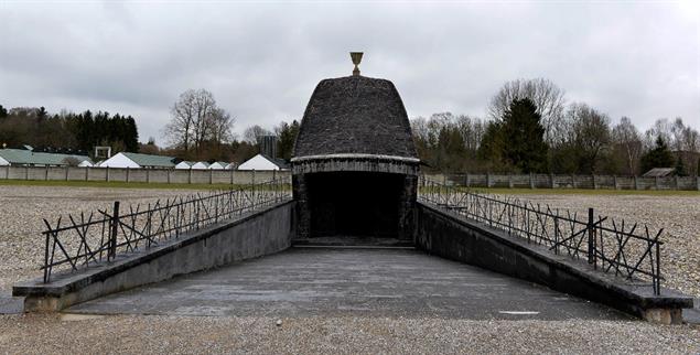 Führt hinab, aber lenkt den Blick danach ins Freie: Die jüdische Gedenkstätte auf dem ehemaligen Konzentrationslager Dachau. (Foto: pa/Revierfoto)