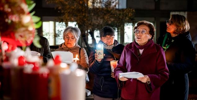 Täglich kommen neue Infos zum Gesundheitszustand des Papstes. Gläubige beten für seine Genesung. (Foto: picture alliance / Sipa USA)