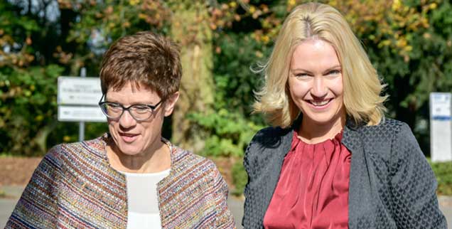 Eiserne Nerven und viel Disziplin: Nicht nur das verbindet die Ministerpräsidentinnen Annegret Kramp-Karrenbauer (links), CDU, und Manuela Schwesig, SPD, sie sind auch in manchen inhaltlichen Fragen nicht weit auseinander (Foto: pa/BeckerBredel)