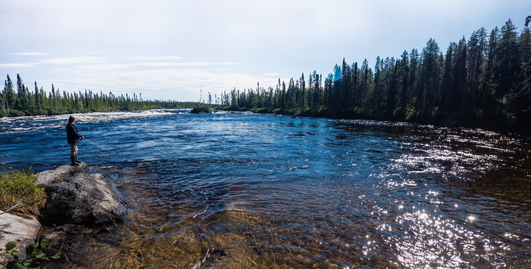 Nah an der Natur: Cree-Mann beim Fischen im Rupert River (Foto: Adobe Stock/Vito DeFilippo)