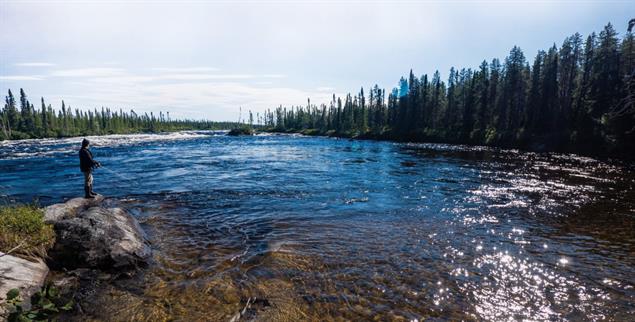 Nah an der Natur: Cree-Mann beim Fischen im Rupert River (Foto: Adobe Stock/Vito DeFilippo)