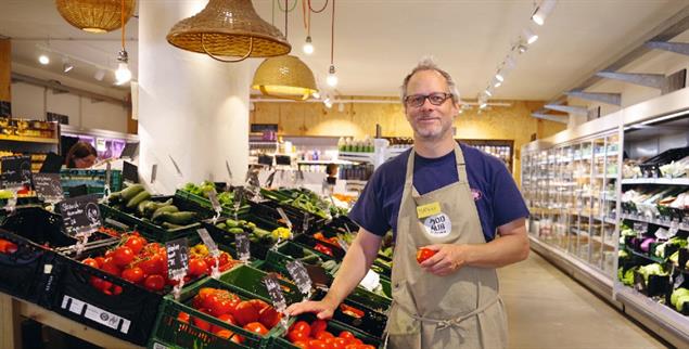 Dienst in der Gemüseabteilung: Genossenschaftsmitglied Matthias arbeitet wie alle drei Stunden im Monat im Mitmach-Supermarkt mit. Er ist vom Konzept überzeugt. (Foto: Rudolf Stumberger)