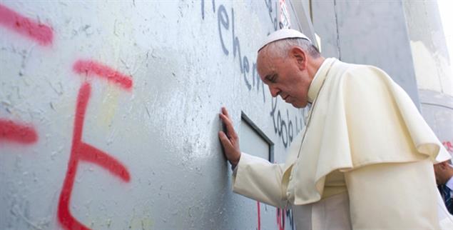 An der Grenzmauer: Papst Franziskus bei seinem Besuch in Betlehem im Jahr 2014. (Foto: picture alliance / abaca)