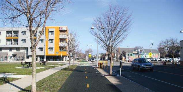 Mehrfamilienhäuser und etwas Grün: Der Inner Loop nach dem Rückbau. (Foto: Steve Przybilla)