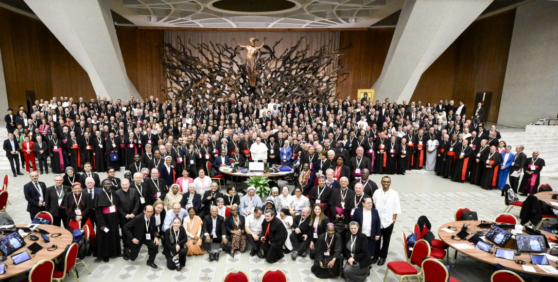 Gruppenbild mit Papst: Am Ende der dreieinhalbwöchigen Beratungen versammeln sich noch einmal alle Mitglieder der Synode um Papst Franziskus (Foto: Vatican Media/CNS photo /KNA)