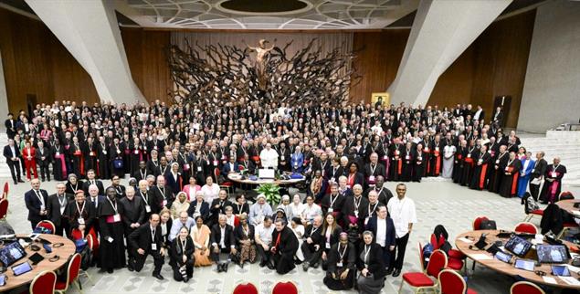 Gruppenbild mit Papst: Am Ende der dreieinhalbwöchigen Beratungen versammeln sich noch einmal alle Mitglieder der Synode um Papst Franziskus. (Foto: Vatican Media/CNS photo /KNA)