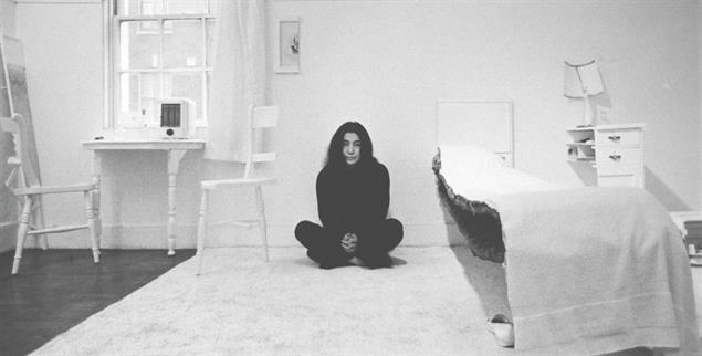  Installation aus halbierten Gegenständen: Yoko Ono in »Half-A-Room« (1967, Abbildung: K20 über www.kunstsammlung.de)