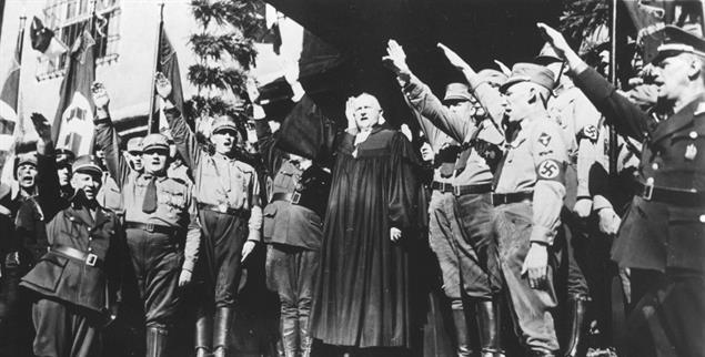 Selbstgleichschaltung: Reichsbischof Ludwig Müller bei der ersten evangelischen Nationalsynode der Deutschen Christen in Wittenberg 1933. (Foto: pa/akg-images)