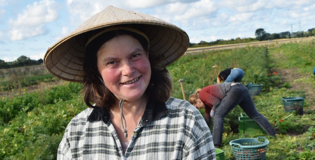 Anstrengend, aber meistens erfüllend: Juliane Fengler bei der Arbeit auf dem Acker. (Foto: Anke Lübbert)