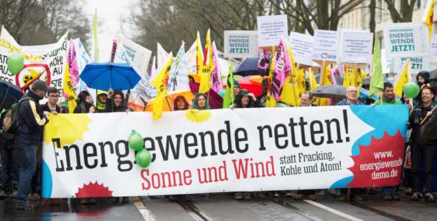 Lautstarker Protest erhob sich am Wochenende gegen die Pläne der Bundesregierung, die Ökostrom-Förderung zu begrenzen.  30.000 Menschen gingen in sieben Landeshauptstädten sowie in Freiburg dagegen auf die Straße. Das Bild zeigt die Demonstration in Potsdam (Foto: pa/Gambarini)